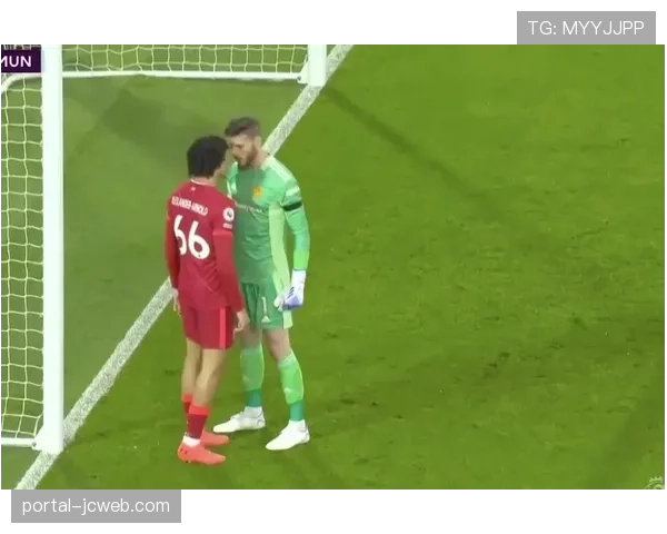 现场:蒙彼利埃球迷在第13分钟集体鼓掌,纪念去世的球队13号传奇球员 现场:蒙彼利埃球迷在第13分钟集体鼓掌,纪念去世的球队13号传奇球员