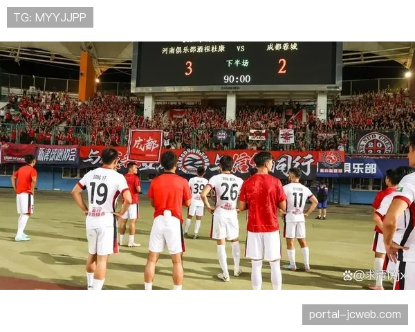 花絮:比赛用球被踢上看台,小球童飞奔取回新球获主场球迷掌声 花絮:比赛用球被踢上看台,小球童飞奔取回新球获主场球迷掌声