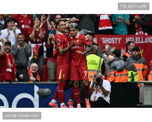 终场哨响,伯恩茅斯主帅与分析师紧急回看关键转换失球录像 终场哨响,伯恩茅斯主帅与分析师紧急回看关键转换失球录像